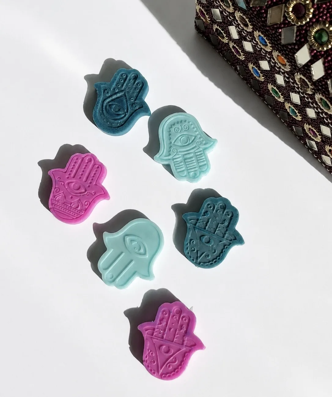 Wax melts Karmay en forma de hamsa